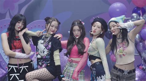 RED VELVET (레드벨벳) .